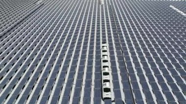 Yüzen enerji çiftliğindeki güneş panelleri ve ekipmanlar üzerinde alçaktan uçuyorlar. Yüksek kalite 4k görüntü