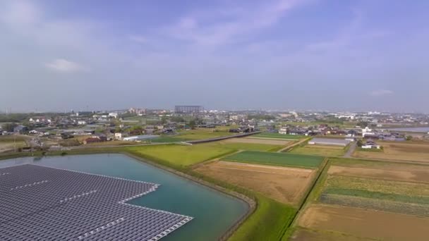 时光飞逝 阳光灿烂的日子 小镇上的交通把太阳能农场漂浮在水库上 高质量的4K镜头 — 图库视频影像