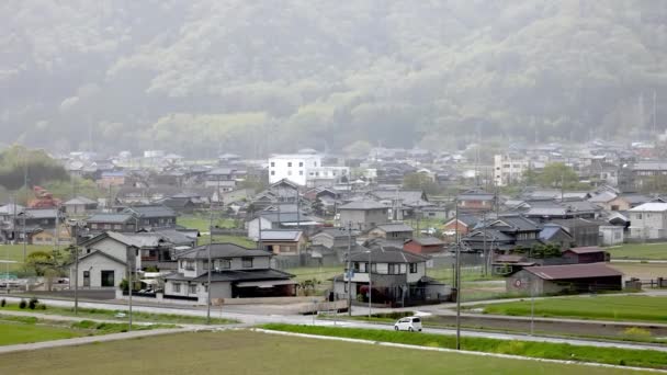 Coches Camiones Carretera Por Pequeña Ciudad Japonesa Por Montaña Rural — Vídeos de Stock