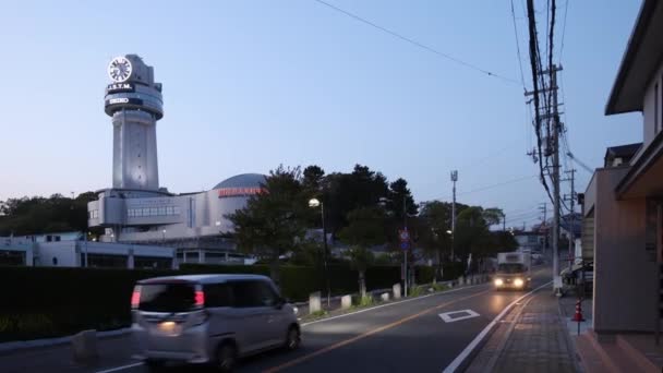 日本明石 2023年4月19日 卡车和骑自行车的人乘坐点燃的钟塔 高质量的4K镜头 — 图库视频影像