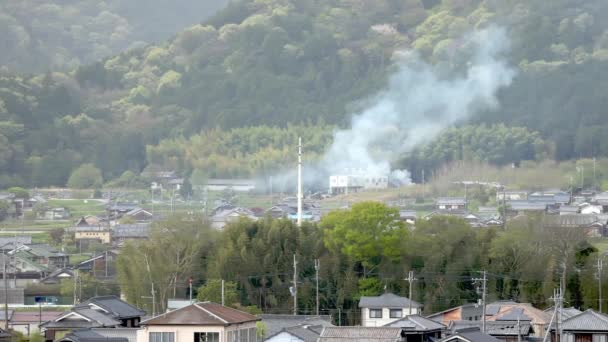 Füst Zöld Hegy Lábánál Lévő Japán Kisvárosban Keletkezik Kiváló Minőségű — Stock videók