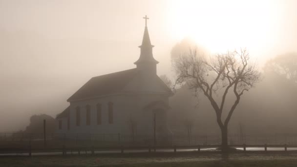 Heldere Zon Doorboort Zware Mist Kleine Kerk Boom Met Kale — Stockvideo
