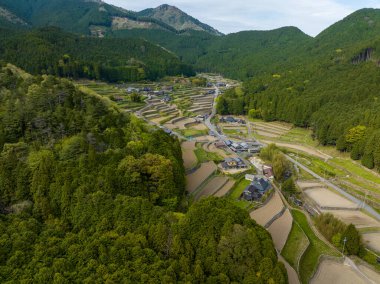 Japon dağ köyündeki teraslı tarlaların ve küçük çiftliklerin havadan görünüşü. Yüksek kalite fotoğraf
