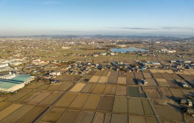 Kırsal alandaki kuru tarlaların altın saatinde havadan görünüşü. Yüksek kalite fotoğraf