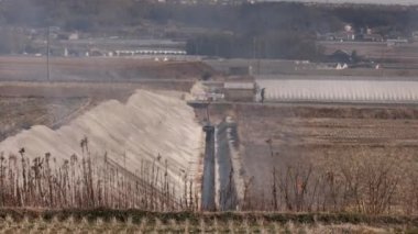 Kuru kırsal alandaki pirinç tarlalarından duman, ısı ve alevler yükselir. Yüksek kalite 4k görüntü