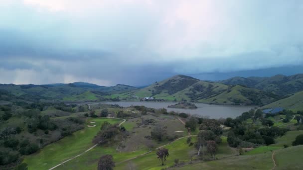 飞过青山 飞向远处有雨云的小湖面 高质量的4K镜头 — 图库视频影像