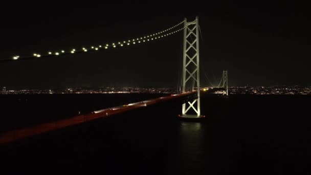 Puente Colgante Iluminado Por Noche Con Luces Ciudad Distancia Imágenes — Vídeo de stock