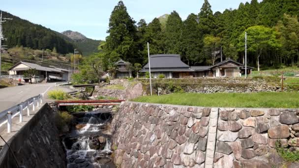 Voda Teče Potoce Tradičními Japonskými Domy Horské Vesnici Vysoce Kvalitní — Stock video
