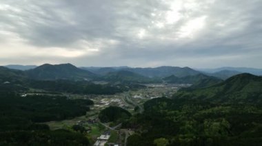 Japonya 'nın kırsal kesiminde bulutlu bir günde yeşil dağ manzaralı üstgeçit. Yüksek kalite 4k görüntü