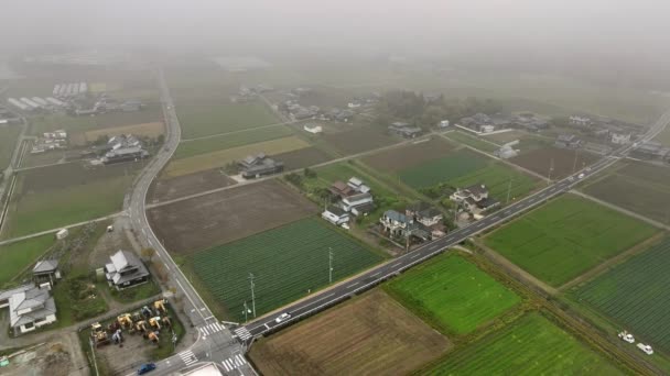 Bilar Närmar Sig Tyst Korsning Gårdar Landsbygden Japan Dimmig Morgon — Stockvideo