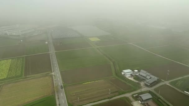 日本の田舎の霧と低雲の中の農家による田舎道の車 高品質4K映像 — ストック動画