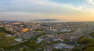 Gün batımında Akashi Şehri 'nin panoramik hava manzarası ve Awaji Adası' na giden köprü. Yüksek kalite fotoğraf