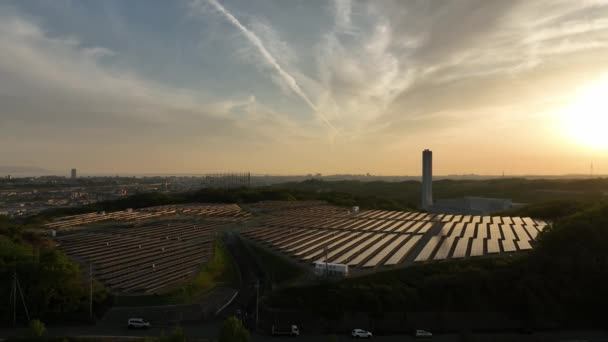 Flyger Lågt Över Solpaneler Liten Energigård Med Solnedgång Himmel Högkvalitativ — Stockvideo