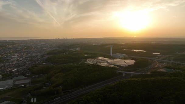 Солнечные Панели Отражают Свет Энергетической Ферме Солнце Садится Окраине Города — стоковое видео