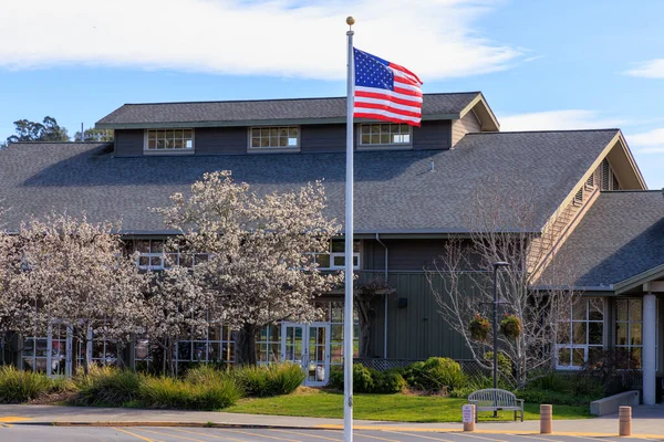 Amerikaanse Vlag Wappert Vlaggenmast Voor Het Dorpscentrum Hoge Kwaliteit Foto — Stockfoto