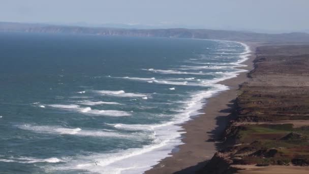 Longa Praia Areia Dunas Curvam Falésias Distantes Medida Que Ondas — Vídeo de Stock
