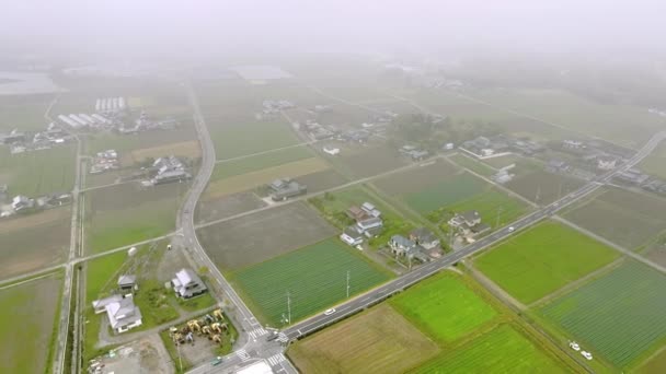 Voando Sobre Estrada Rural Por Edifícios Aldeia Rural Japonesa Névoa — Vídeo de Stock