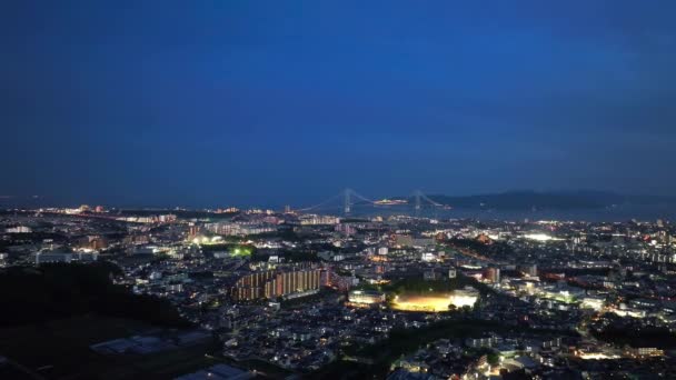 Geceleri Şehirde Havadan Binaların Beyzbol Sahasının Etrafında Dönüyor Yüksek Kalite — Stok video