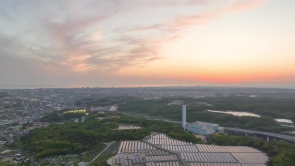 时间流逝 当城市灯火通明时 太阳落山在绿色能源农场的太阳能电池板上 高质量的4K镜头 — 图库视频影像
