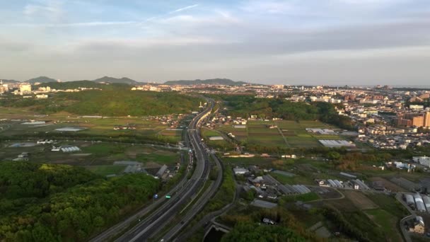 Jalan Raya Melengkung Melalui Ladang Hijau Dan Peternakan Tepi Kota — Stok Video