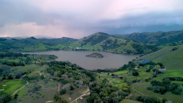 Kaliforniya Kırsalının Yeşil Tepelerindeki Küçük Göl Üzerinde Yağmur Bulutları Yüksek — Stok video