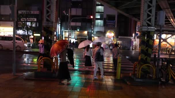 Osaka Japonya Nisan 2023 Yağmurlu Bir Gecede Şemsiyeli Insanlar Caddeyi — Stok video