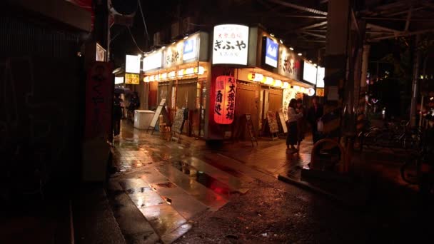 日本大阪 2023年4月29日 雨降落在黑暗的小巷角落 有明亮的餐厅标志 高质量的4K镜头 — 图库视频影像