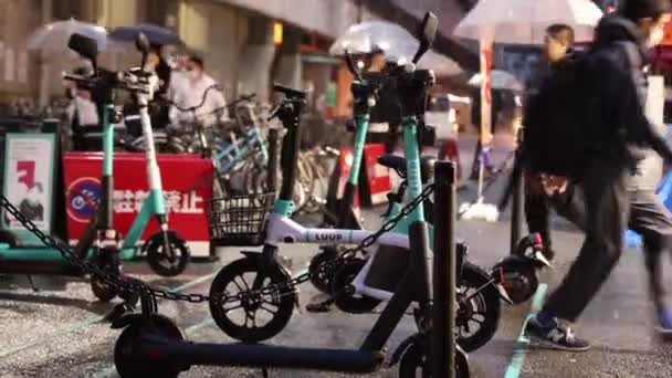 Osaka Japón Abril 2023 Lluvia Fuerte Mini Bicicletas Eléctricas Compartidas — Vídeos de Stock