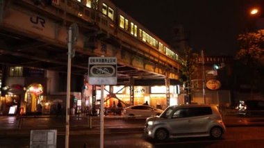 Osaka, Japonya - 29 Nisan 2023: Yağmurlu bir gecede JR treninin yanında bisiklet parkı tabelası yok. Yüksek kalite 4k görüntü