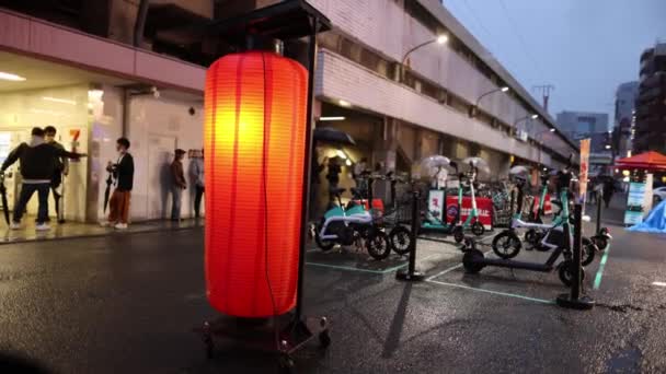 Osaka Japan April 2023 Elektrische Fietsen Scooters Geparkeerd Door Station — Stockvideo