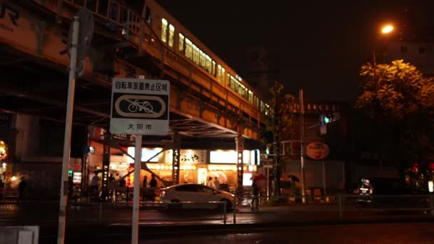 Osaka Japão Abril 2023 Trem Passa Sobre Rua Noite Chuvosa — Vídeo de Stock