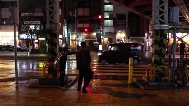 Osaka Japan April 2023 Auto Rijden Langs Mensen Die Regenachtige — Stockvideo