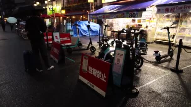 Osaka Japonia Kwietnia 2023 Wspólne Rowery Elektryczne Skutery Zaparkowane Mokrej — Wideo stockowe