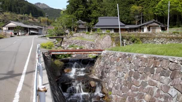 Carretera Tranquila Casas Tradicionales Japonesas Pueblo Montaña Por Arroyo Imágenes — Vídeo de stock