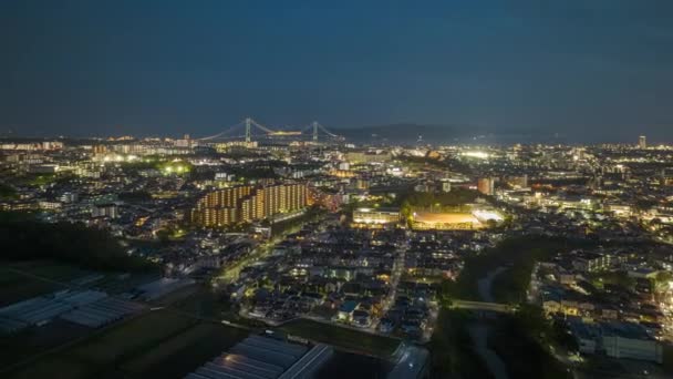 時間の経過 夜の明石市と橋の町の端に点灯します 高品質4K映像 — ストック動画