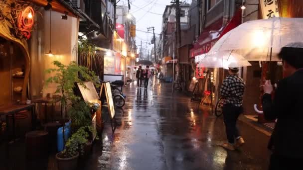 Osaka Japan April 2023 Fotgängare Med Paraplyer Smal Promenadgata Regn — Stockvideo