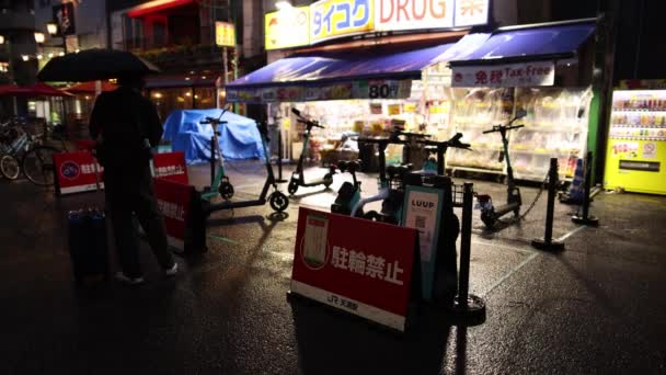 Osaka Japan April 2023 Man Med Paraply Delade Elektriska Skotrar — Stockvideo