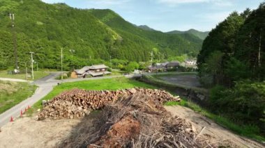 Köydeki geleneksel Japon evinin orman dağları tarafından kesilmiş kütükler yığını. Yüksek kalite 4k görüntü