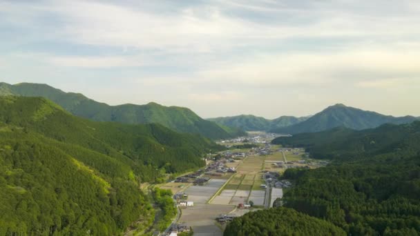 Aerial Time Lapse Ορυζώνες Και Χωριό Πεδιάδα Στο Ορεινό Τοπίο — Αρχείο Βίντεο