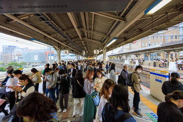 Kobe, Japonya - 6 Mayıs 2023: JR Sannomiya İstasyonu 'nda tren rötar nedeniyle bekleyen yolcular. Yüksek kalite fotoğraf
