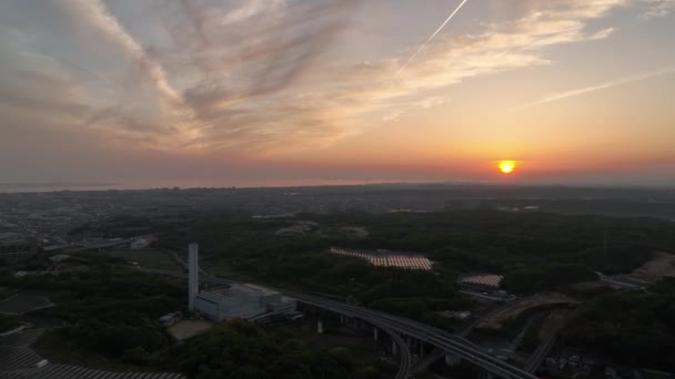 Słońce Zachodzi Nad Budynkami Rozległym Krajobrazem Miasta Chmurami Niebie Wysokiej — Wideo stockowe