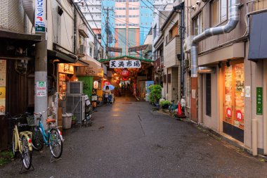 Osaka, Japonya - 29 Nisan 2023: Yağmurlu bir öğleden sonra Temma Ichiba market ve yemek bölgesine giriş. Yüksek kalite fotoğraf