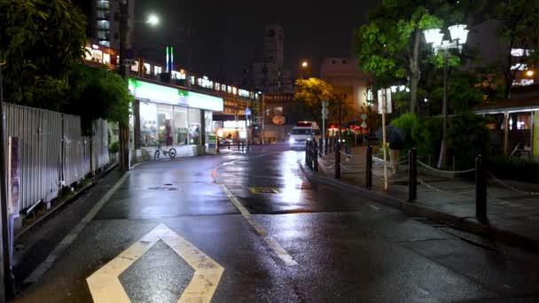 Осака Япония Апреля 2023 Года Скорая Помощь Мокрой Улице Поезд — стоковое видео