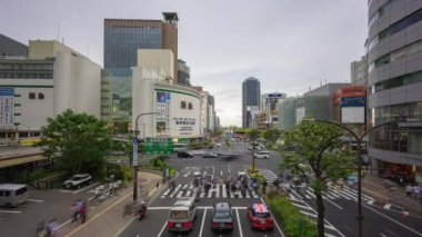 Bulutlu bir günde Hanshin Sannomiya İstasyonu 'ndan geçen trafik ve yayaların zamanı. Yüksek kalite 4k görüntü