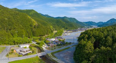 Yeşil vadi manzarasında Japon evinin yolu ve pirinç tarlalarını su basmış. Yüksek kalite fotoğraf