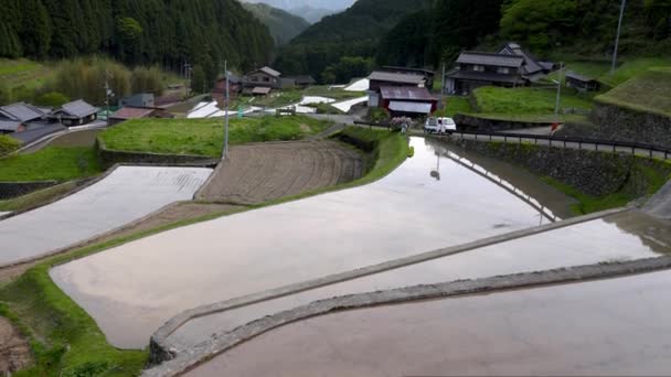 Auf Überfluteten Reisterrassenfeldern Einem Bergdorf Japan Hochwertiges Filmmaterial — Stockvideo