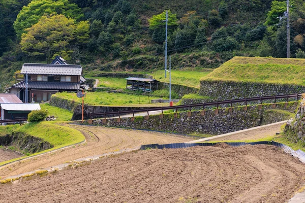 Gepflügte Trockene Reisfelder Auf Terrassenförmig Angelegten Hügeln Neben Einem Traditionellen — Stockfoto