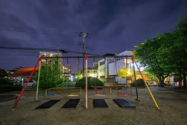 Columpios Vacíos Parque Infantil Tranquilo Parque Del Barrio Por Noche — Foto de Stock