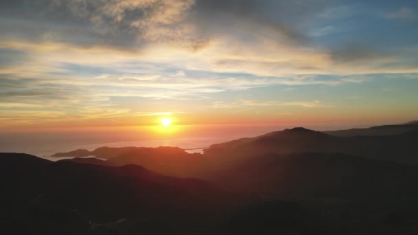 Prachtige Zonsondergang Kleur Lucht Langs Ruige Silhouetted Kust Heuvels Hoge — Stockvideo
