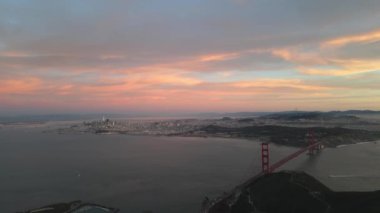 San Francisco ve Golden Gate Köprüsü üzerinde güzel bir günbatımı. Yüksek kalite 4k görüntü